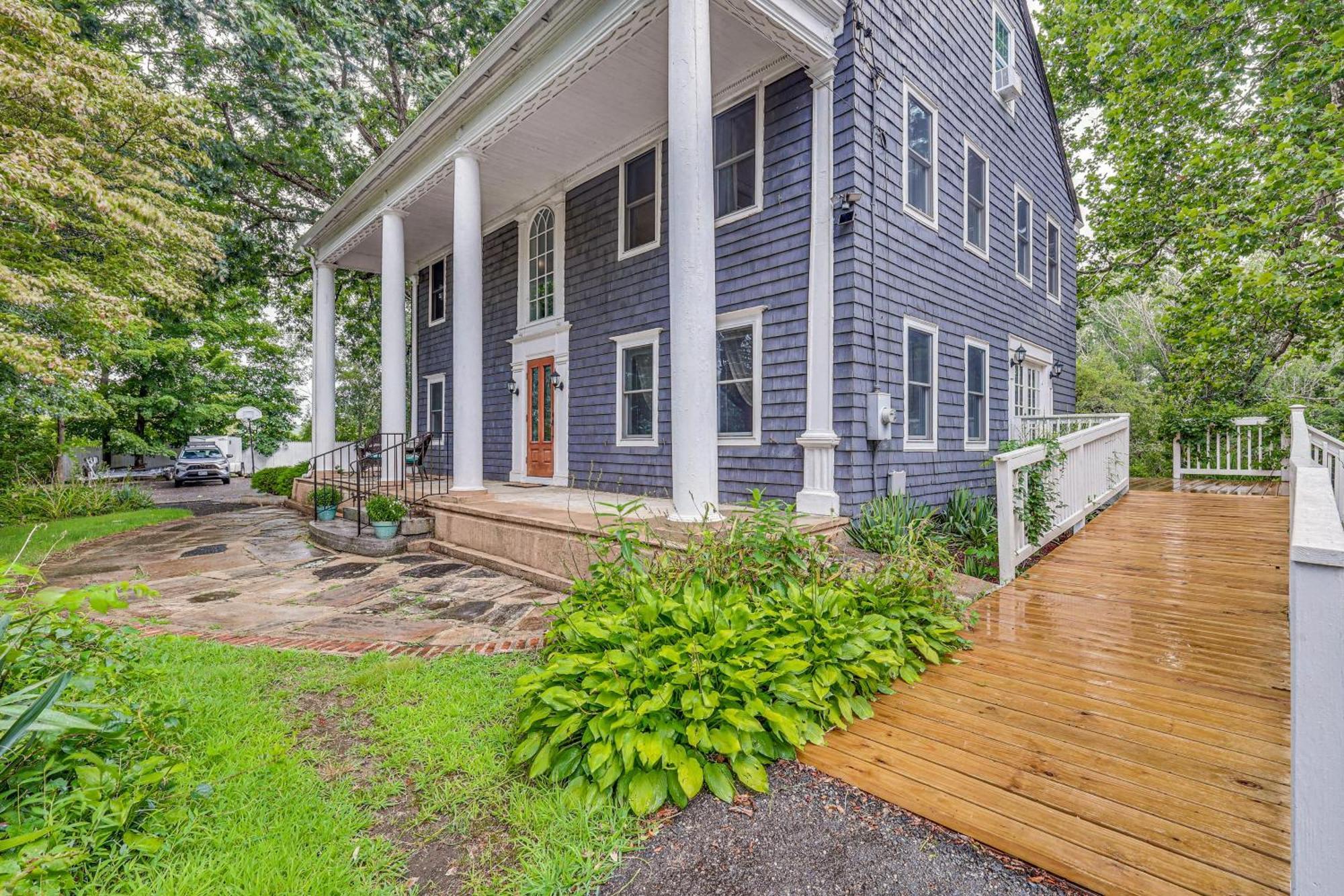 Quintessential New England Home With Patio And Grill! Putnam Eksteriør bilde