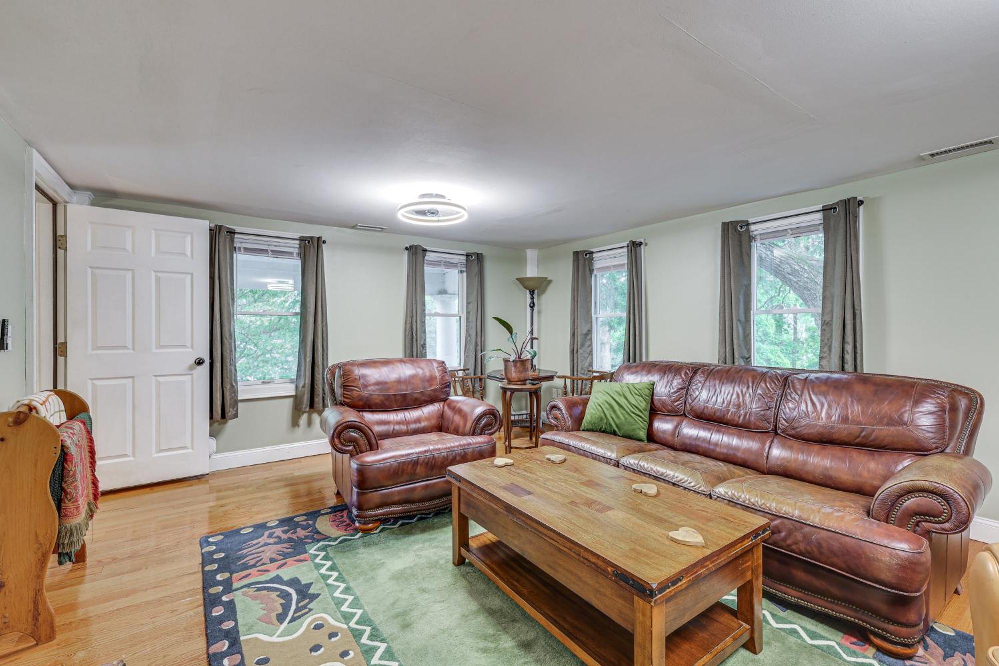 Quintessential New England Home With Patio And Grill! Putnam Eksteriør bilde