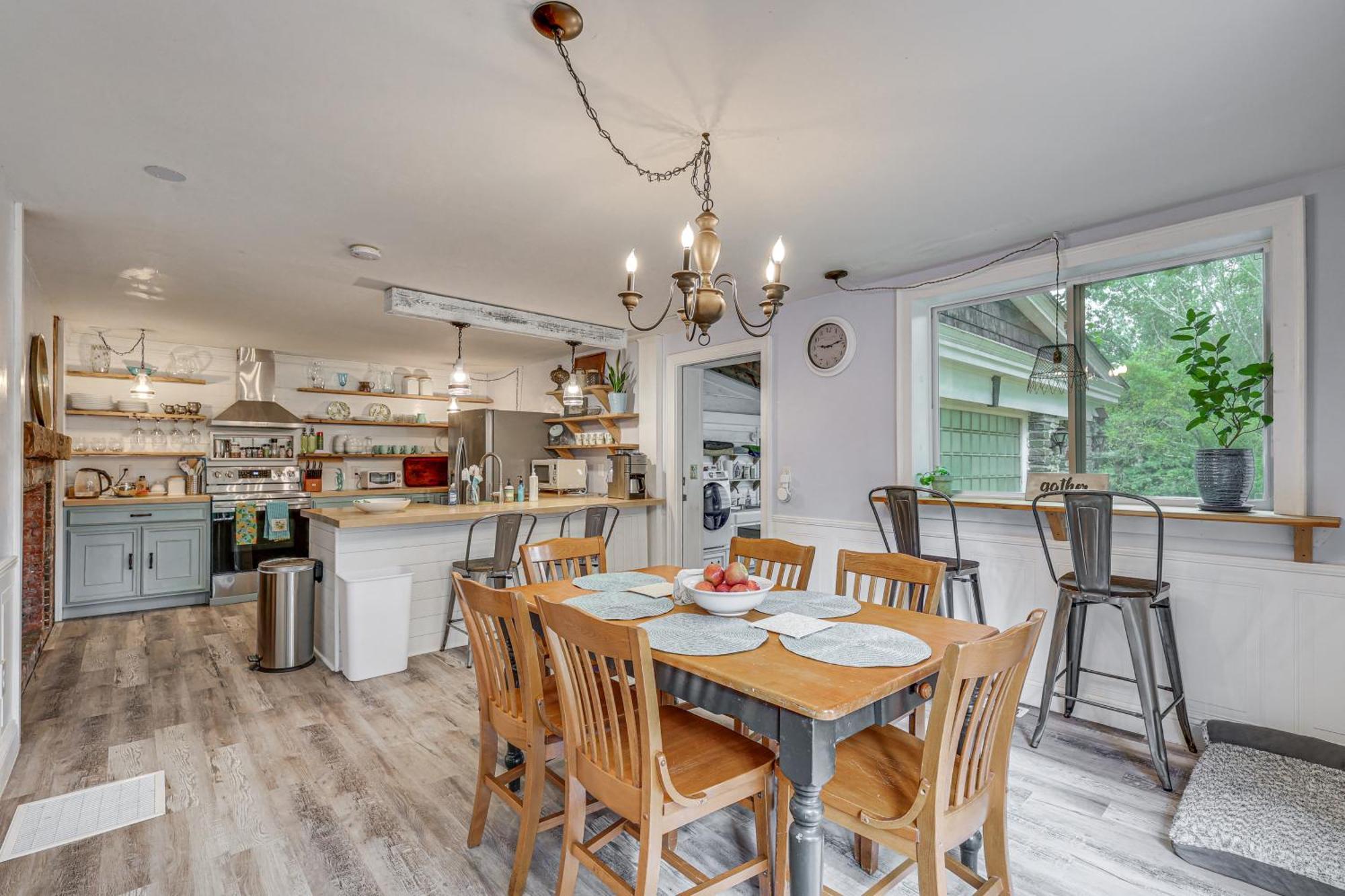 Quintessential New England Home With Patio And Grill! Putnam Eksteriør bilde