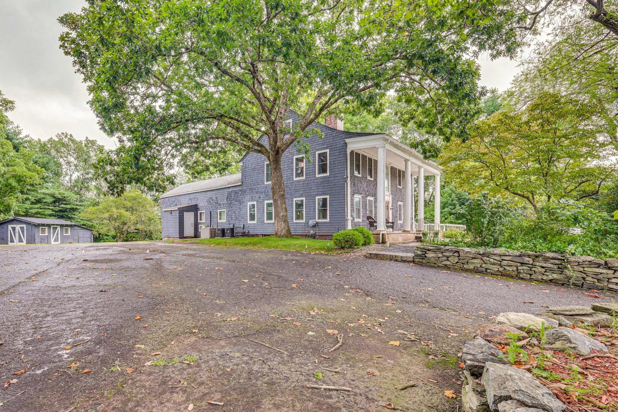 Quintessential New England Home With Patio And Grill! Putnam Eksteriør bilde