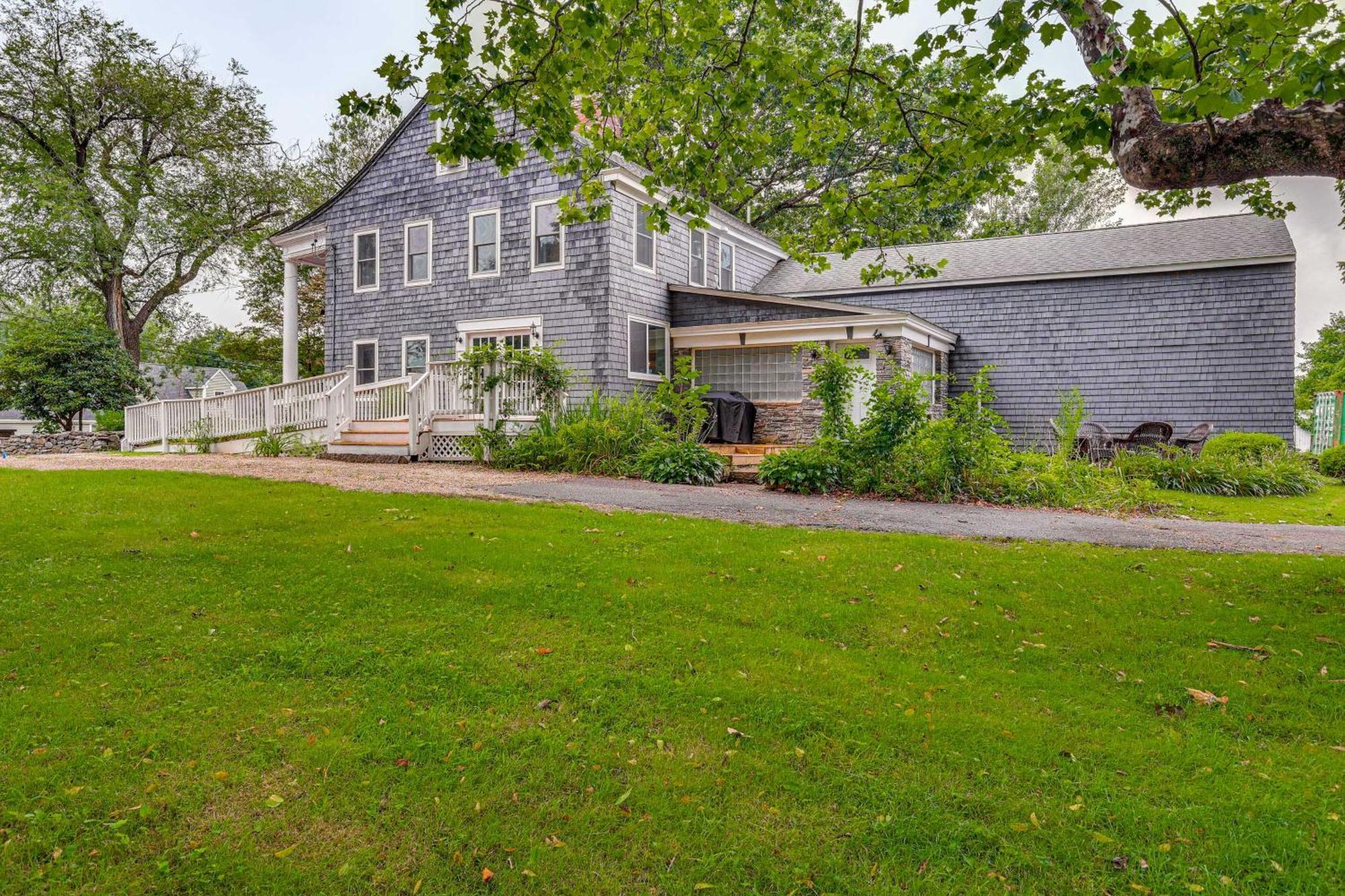 Quintessential New England Home With Patio And Grill! Putnam Eksteriør bilde