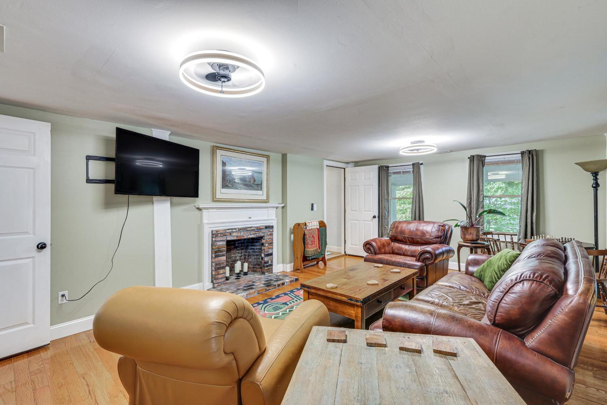 Quintessential New England Home With Patio And Grill! Putnam Eksteriør bilde