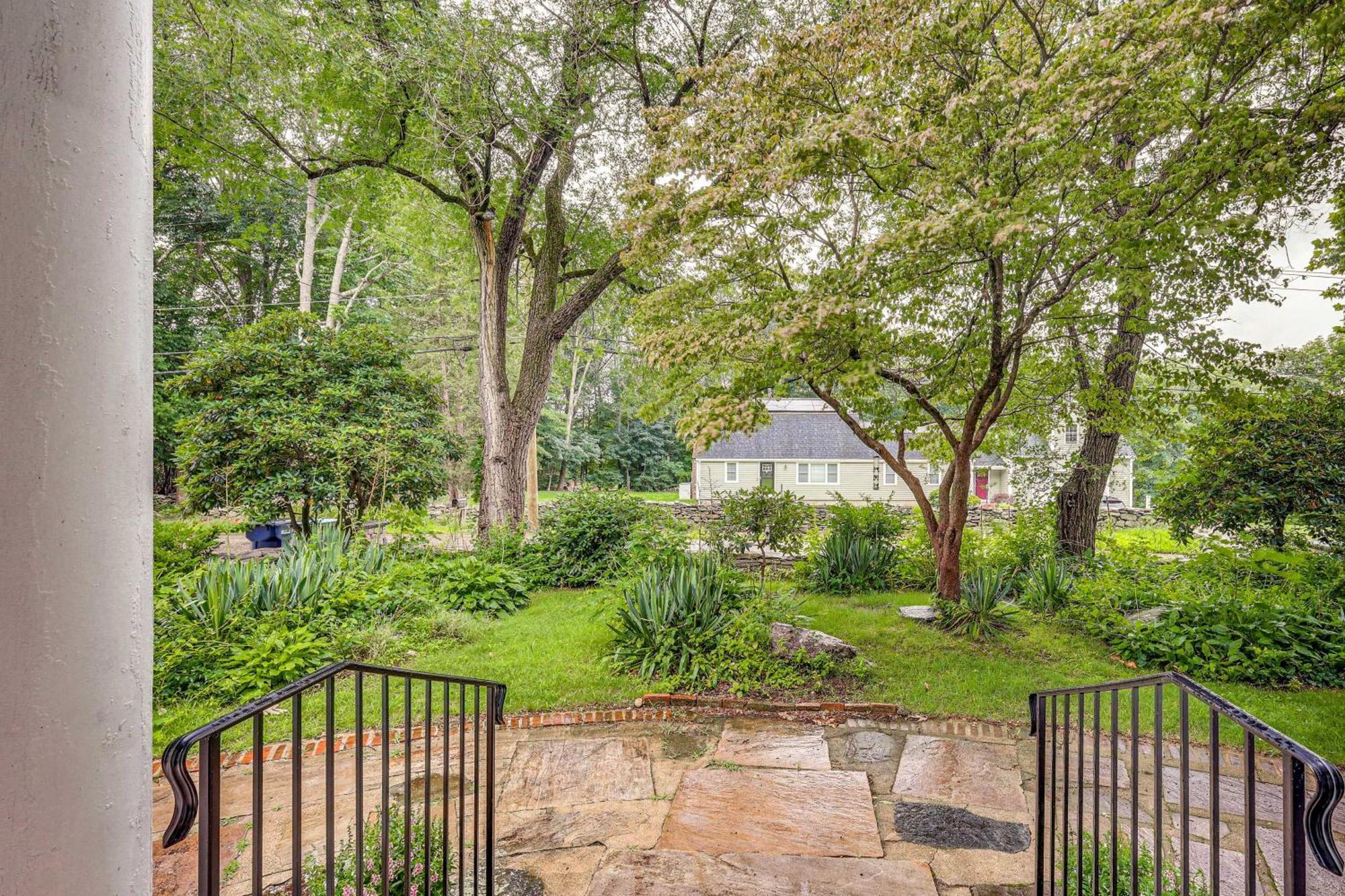 Quintessential New England Home With Patio And Grill! Putnam Eksteriør bilde